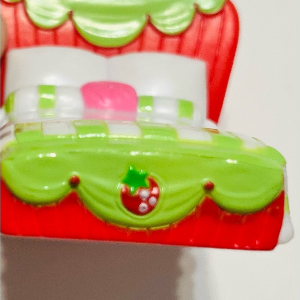 Strawberry Shortcake Doll Bed By Hasbro - Picture 9 of 10